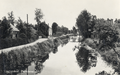 14671 Gezicht op de Grift, beplanting en enkele huizen aan het Benedeneind te Veenendaal.